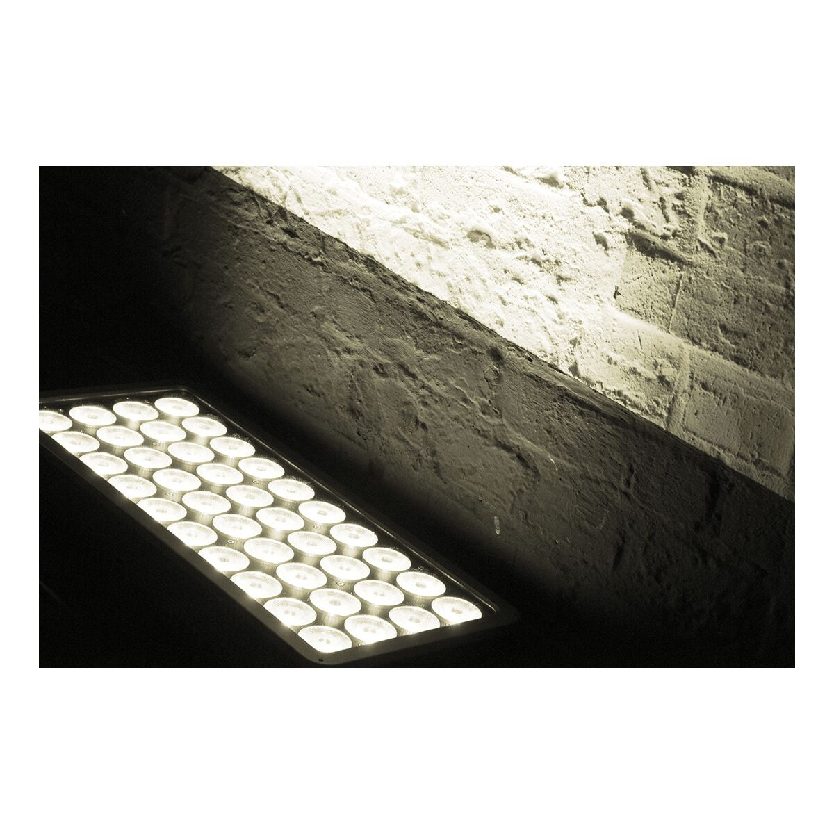 Showtec Helix S5000 Q4 40x 10 W RGBW LED Washer voor buitenlocaties (CRMX & WDMX) Showtec Helix S5000 Q4 40x 10 W RGBW LED Washer voor buitenlocaties (CRMX & WDMX)