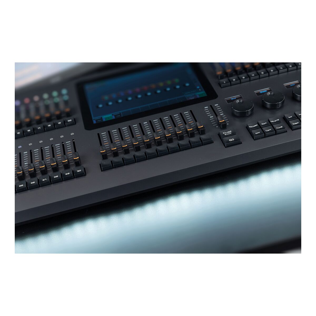 Showtec LAMPY 40 2U 2 Universe DMX controller met 40 faders Showtec LAMPY 40 2U 2 Universe DMX controller met 40 faders