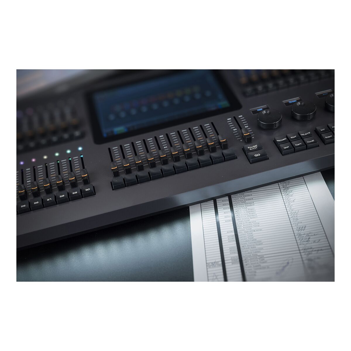 Showtec LAMPY 40 2U 2 Universe DMX controller met 40 faders Showtec LAMPY 40 2U 2 Universe DMX controller met 40 faders