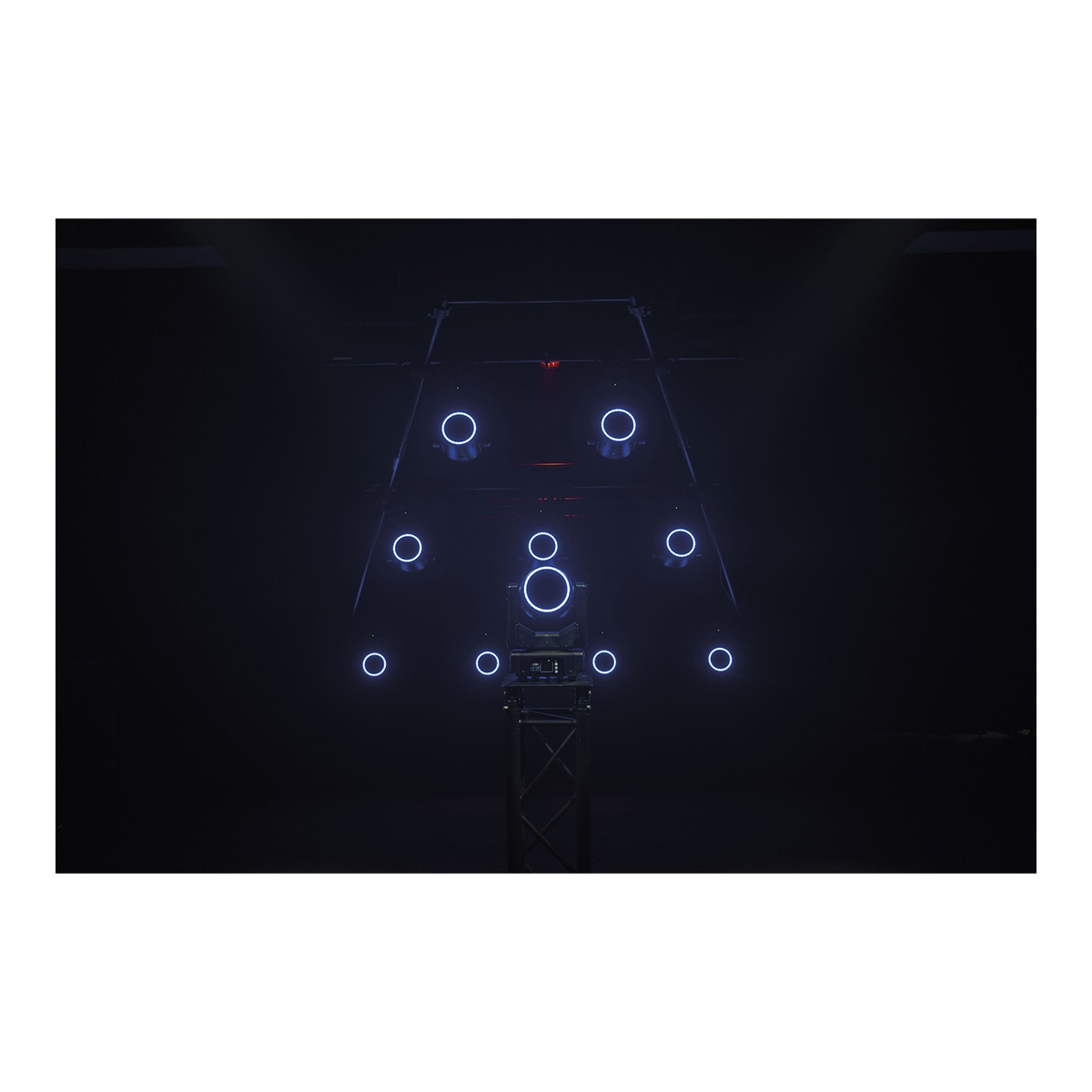 Showtec Shark - The Meg - Beam One Compacte 100W LED Beam Moving Head Showtec Shark - The Meg - Beam One Compacte 100W LED Beam Moving Head