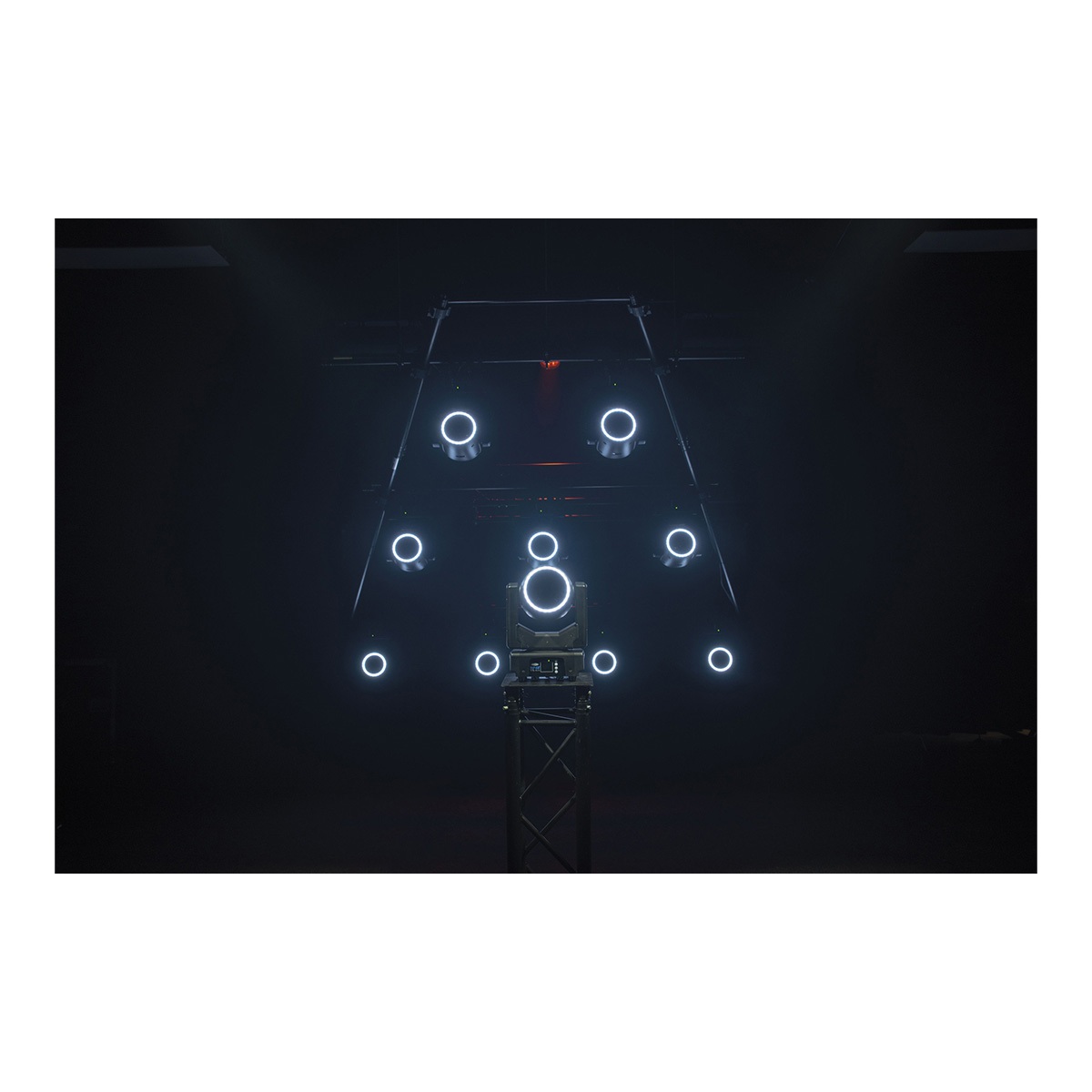 Showtec Shark - The Meg - Beam One Compacte 100W LED Beam Moving Head Showtec Shark - The Meg - Beam One Compacte 100W LED Beam Moving Head