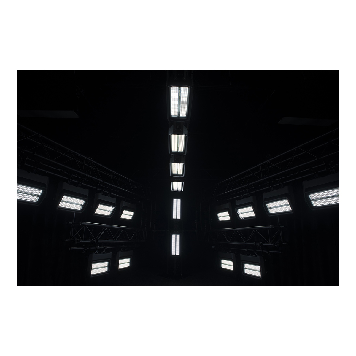 Infinity Raccoon S420/4 Professionele strobe/wash Infinity Raccoon S420/4 Professionele strobe/wash