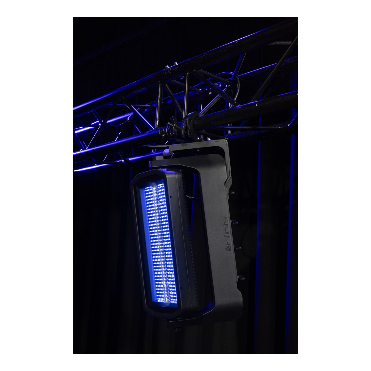 Infinity Raccoon S420/4 Professionele strobe/wash Infinity Raccoon S420/4 Professionele strobe/wash