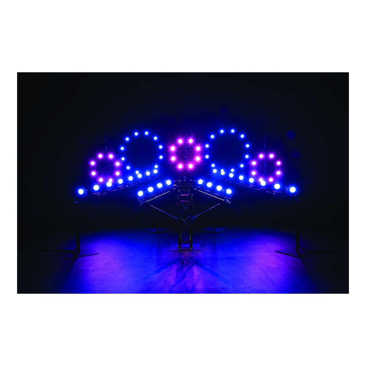 Showtec Stage Blinder FLEX Blaze Set van 8x 100 W LED blinders + controller Showtec Stage Blinder FLEX Blaze Set van 8x 100 W LED blinders + controller