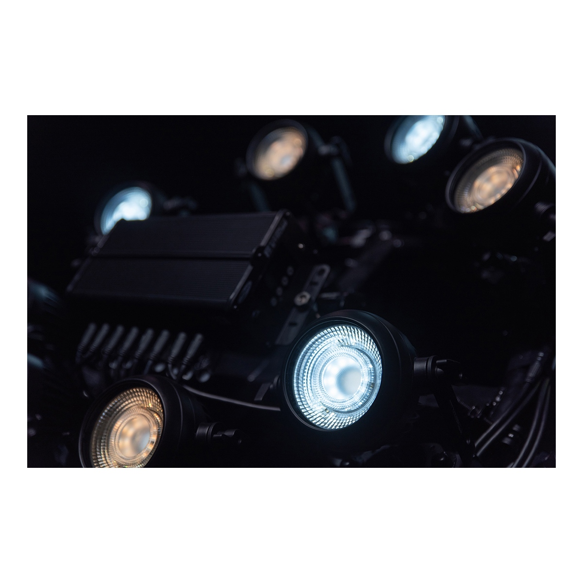 Showtec Titan Strobe FLEX FX Set met 8x 100 W LED strobes + controller Showtec Titan Strobe FLEX FX Set met 8x 100 W LED strobes + controller