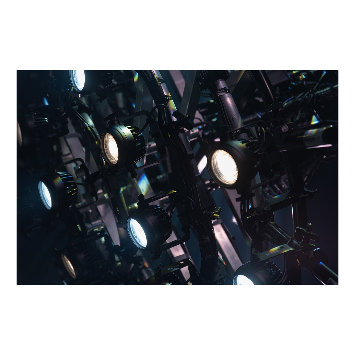 Showtec Titan Strobe FLEX FX Single Pod 100 W LED Strobe Pod met RGBW LED-ringeffect Showtec Titan Strobe FLEX FX Single Pod 100 W LED Strobe Pod met RGBW LED-ringeffect