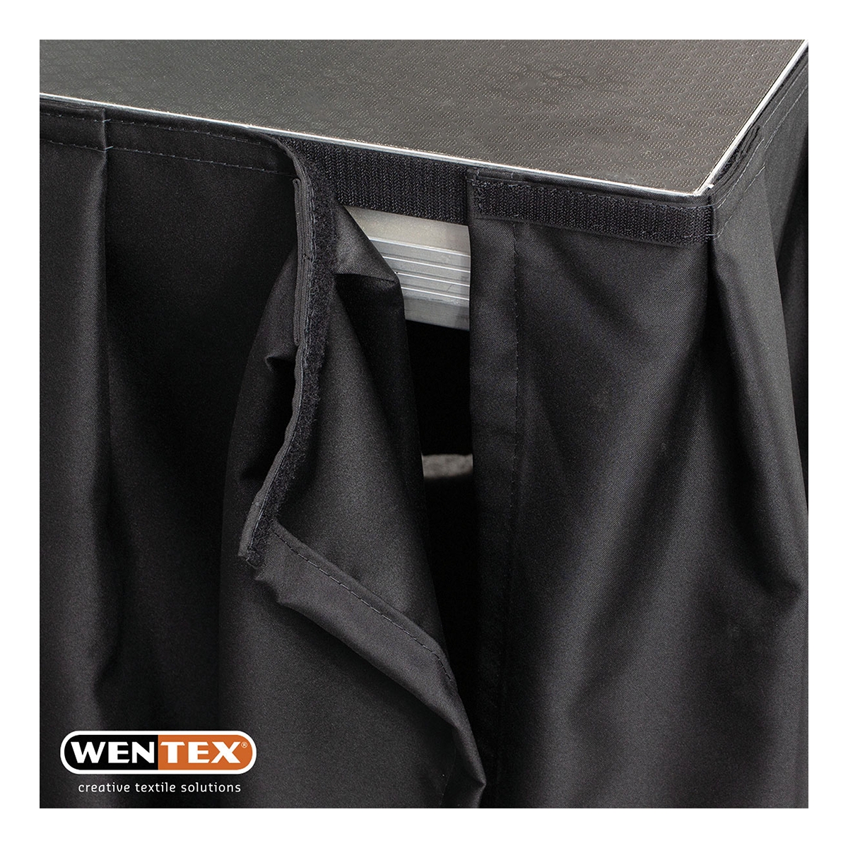 WENTEX® Stage Skirt MCS 300 g/m² Zwart - 620 x 40 cm (B x H) - geplooid WENTEX® Stage Skirt MCS 300 g/m² Zwart - 620 x 40 cm (B x H) - geplooid
