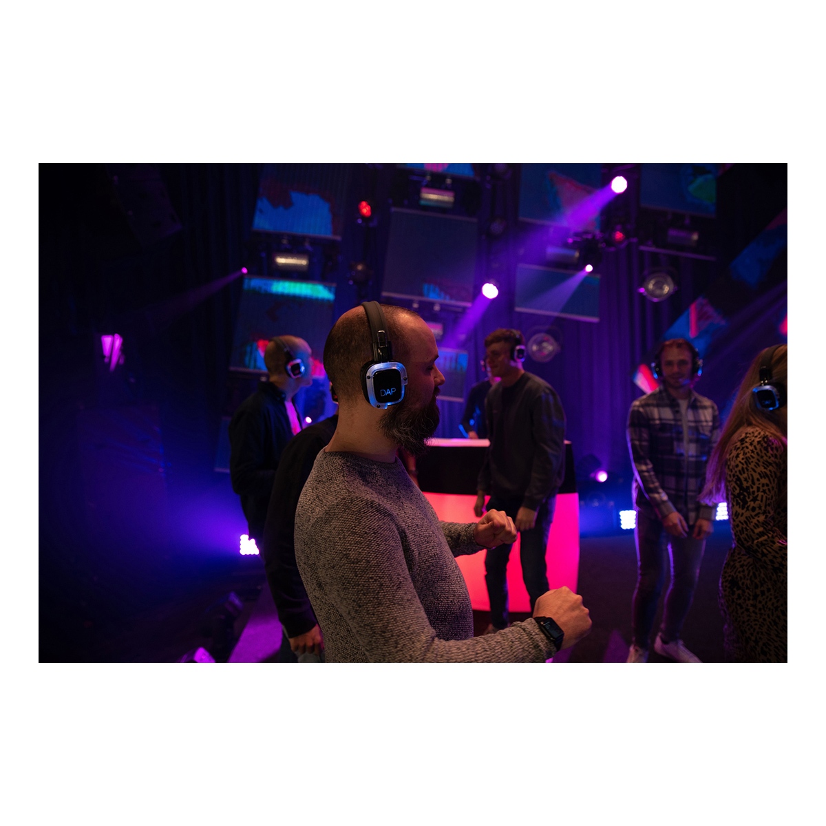 DAP Charger for Silent Disco Headphones Laadt tot 16 hoofdtelefoons tegelijkertijd DAP Charger for Silent Disco Headphones Laadt tot 16 hoofdtelefoons tegelijkertijd