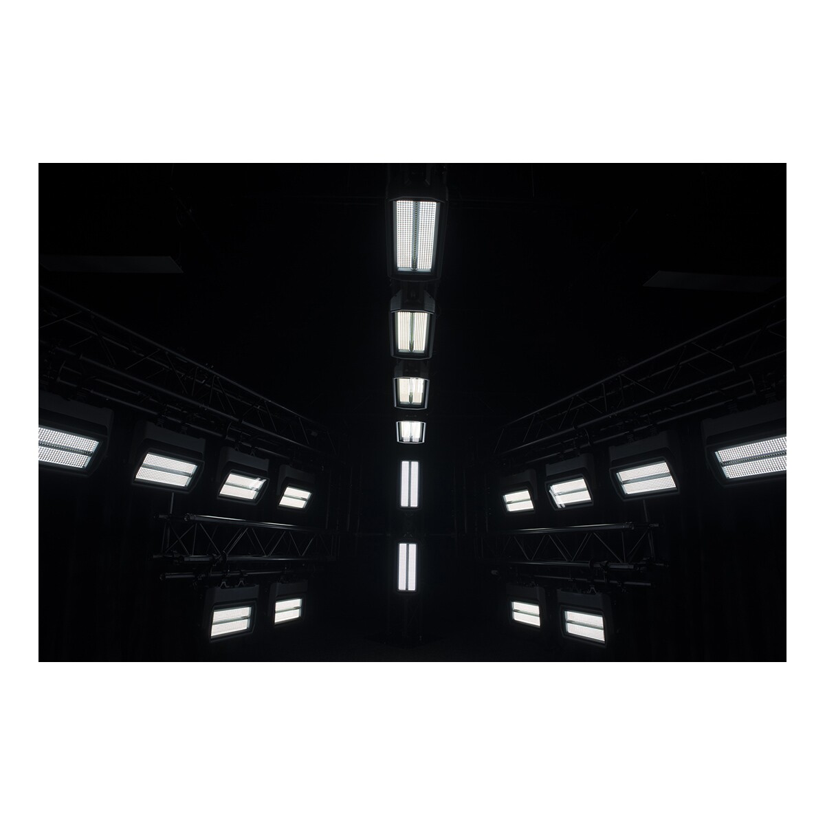 Infinity Raccoon S420/4 Professionele strobe/wash Infinity Raccoon S420/4 Professionele strobe/wash