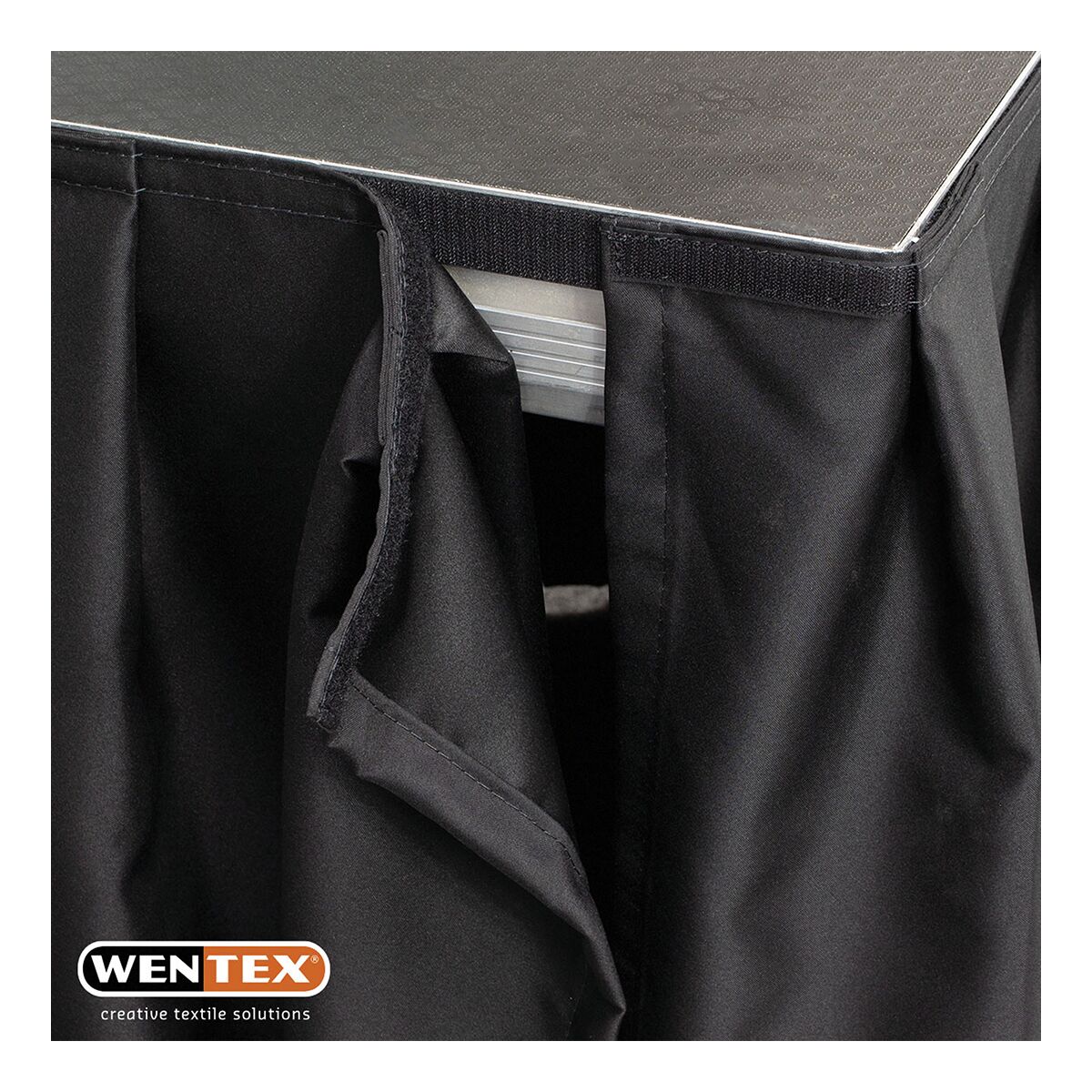 WENTEX® Stage Skirt MCS 300 g/m² Zwart - 620 x 100 cm (B x H) - geplooid WENTEX® Stage Skirt MCS 300 g/m² Zwart - 620 x 100 cm (B x H) - geplooid