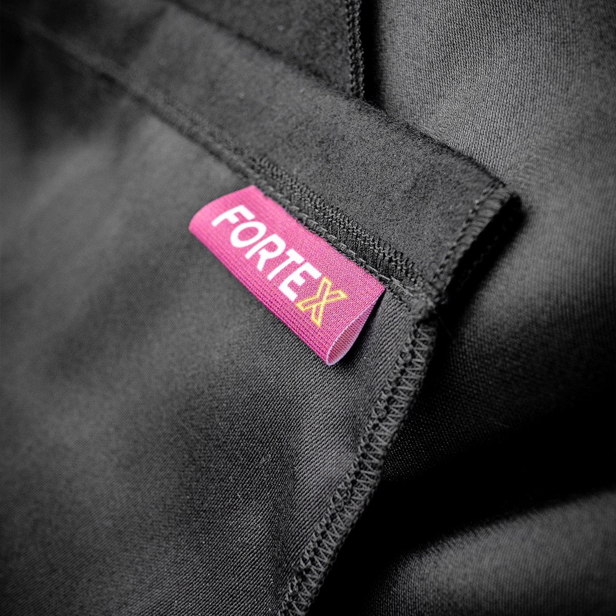 FORTEX Podiumrok geplooid 6m (b) x 20cm (h) StageMolton 320 g/m² zwart FORTEX Podiumrok geplooid 6m (b) x 20cm (h) StageMolton 320 g/m² zwart