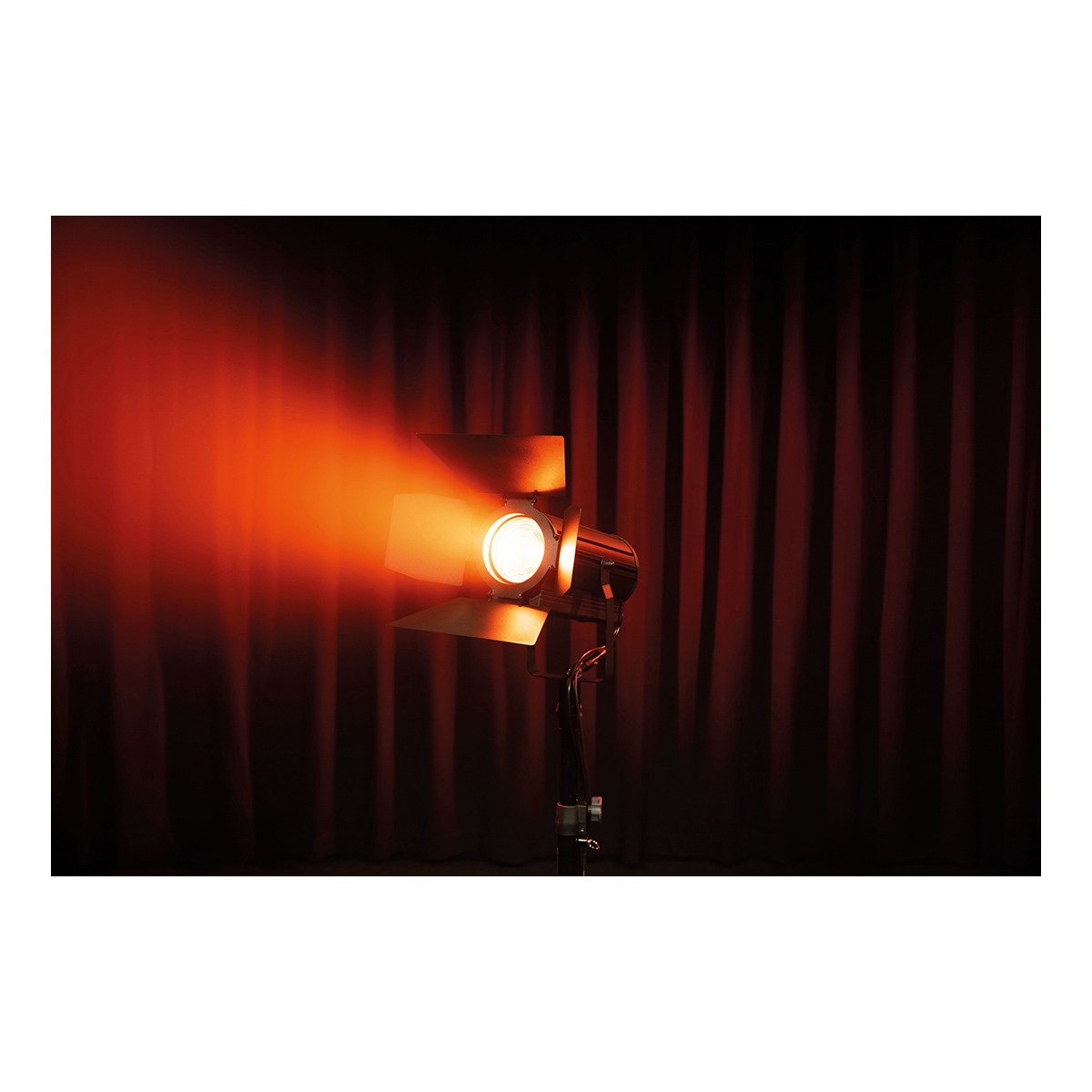 Showtec ACT Fresnel 150 RGBAL Compacte 150 W RGBAL Theater-LED Fresnel Showtec ACT Fresnel 150 RGBAL Compacte 150 W RGBAL Theater-LED Fresnel