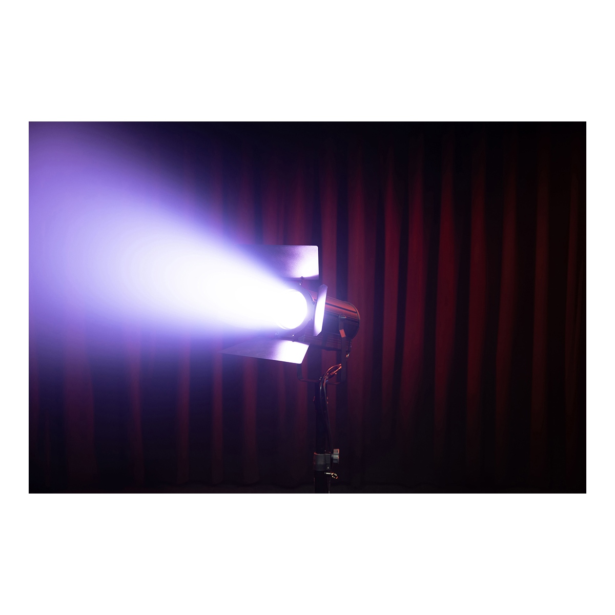 Showtec ACT Fresnel 150 RGBAL Compacte 150 W RGBAL Theater-LED Fresnel Showtec ACT Fresnel 150 RGBAL Compacte 150 W RGBAL Theater-LED Fresnel