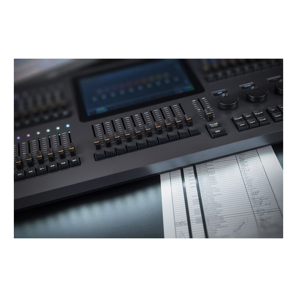 Showtec LAMPY 40 2U 2 Universe DMX controller met 40 faders Showtec LAMPY 40 2U 2 Universe DMX controller met 40 faders