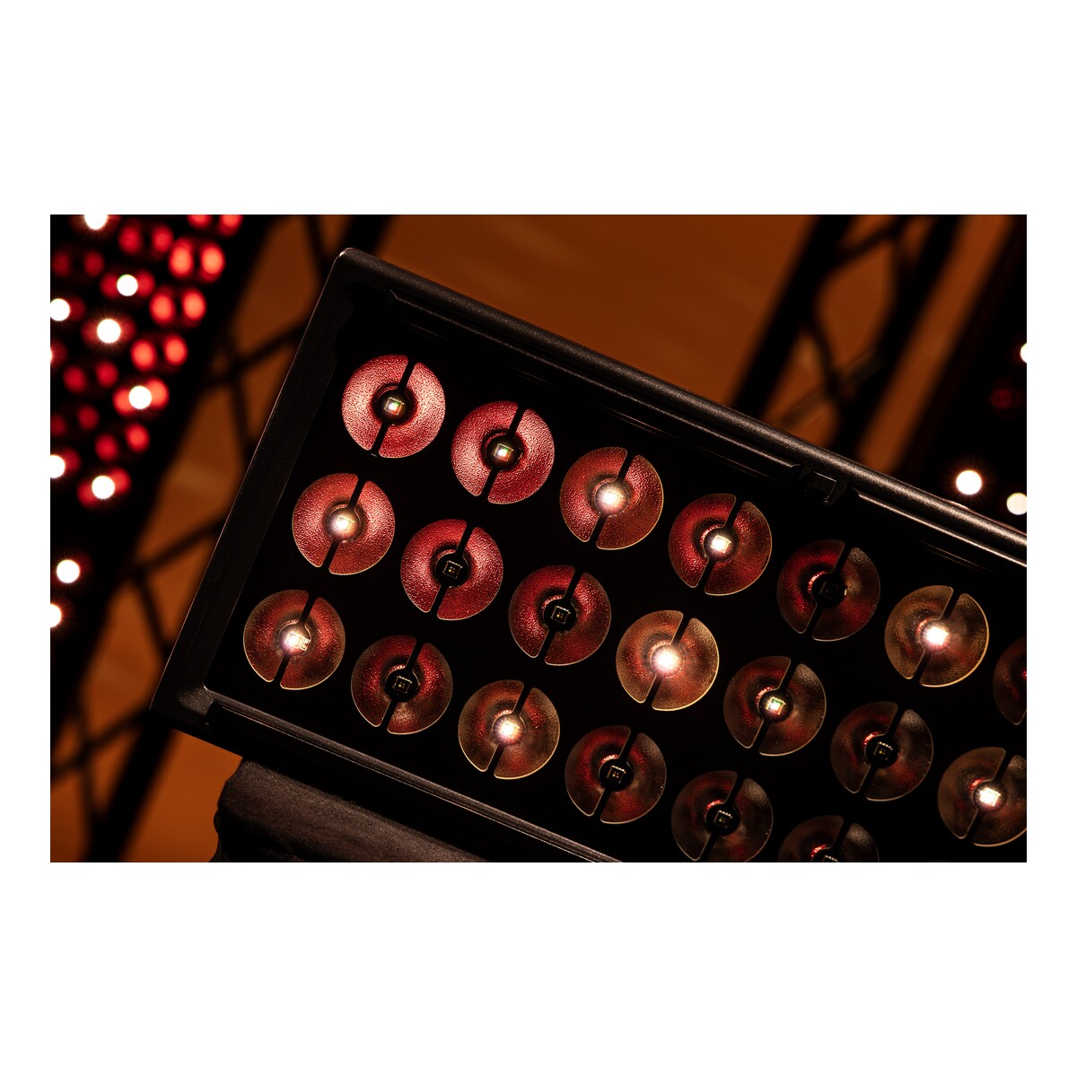Showtec Titan Matrix FX 24X — 24x 40 W + 24x 6 W RGBW LED matrixlicht Showtec Titan Matrix FX 24X — 24x 40 W + 24x 6 W RGBW LED matrixlicht